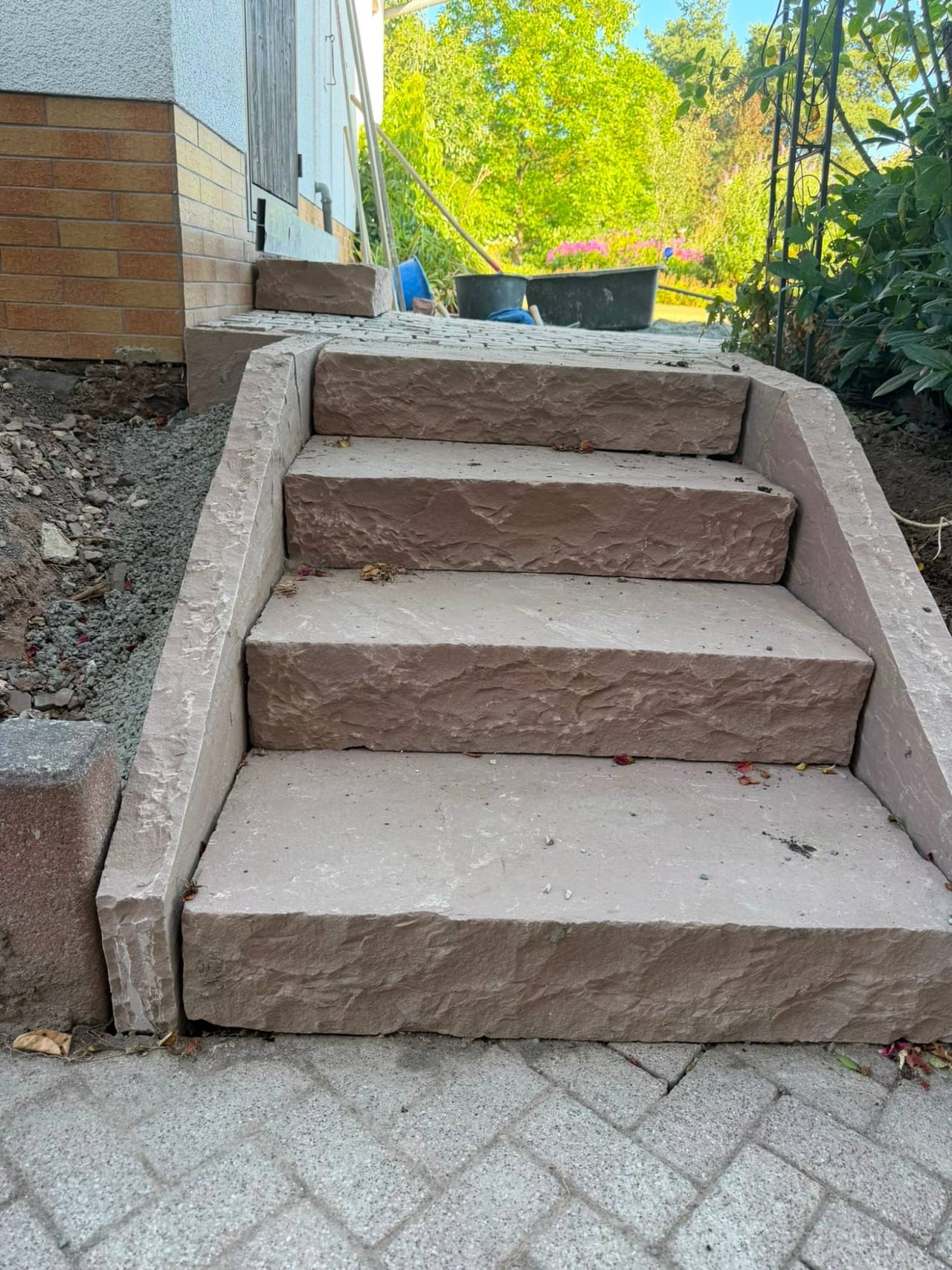 Neu gesetzte Stufenanlage am Gartenzugang