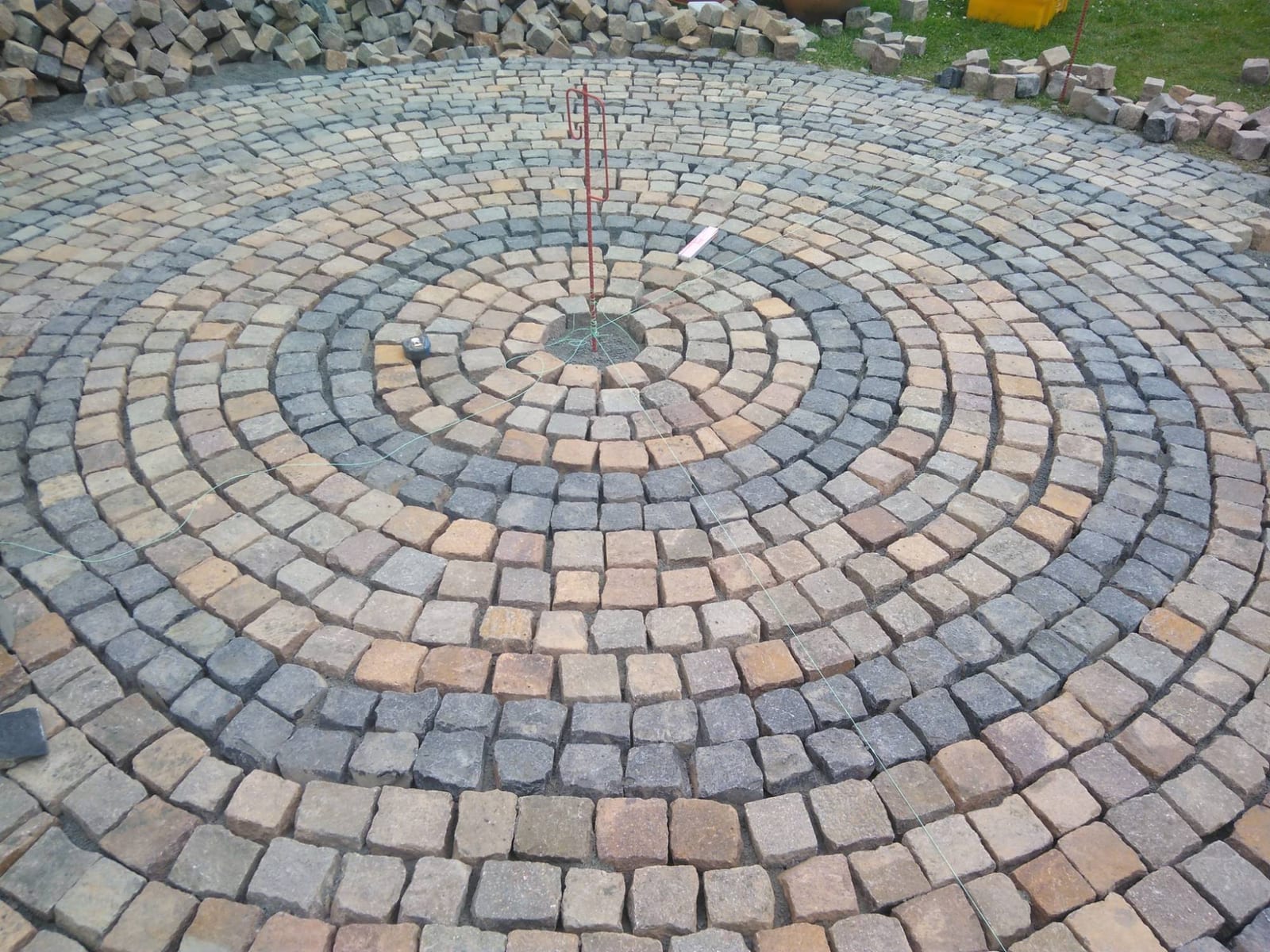 Pflasterarbeiten während der Herstellung einer Sitzecke