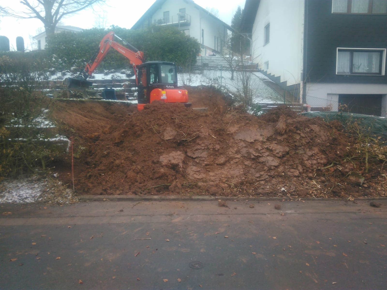 Erdarbeiten und Aushub zur Vorbereitung einer neuen Stellfläche